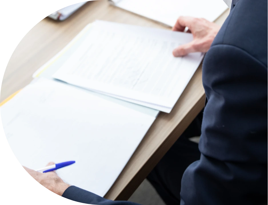 Personne lisant un contrat